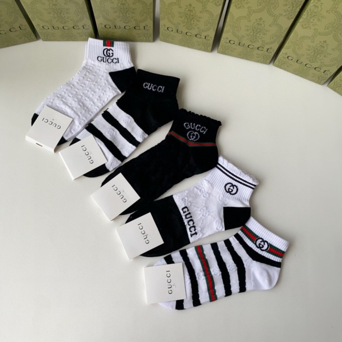 新作 グッチ n級品 の新定番中短タイプスタッズソックス