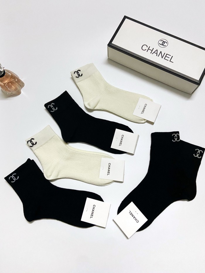 高品質 シャネル n級品 クラシックアルファベットロゴコットンミッドソックス