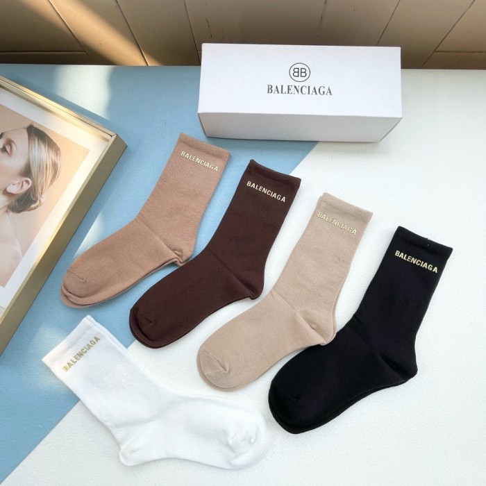 追跡付 バレンシアガ スーパーコピー ミドル丈スタッズソックス