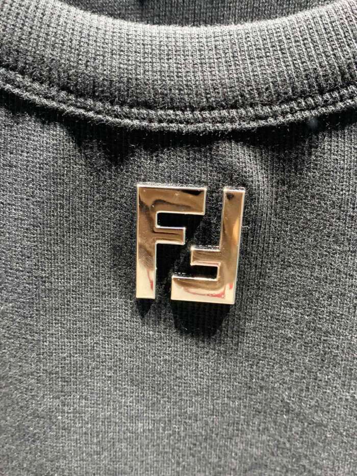追跡付 フェンディ 偽物通販 2024フェンディ夏の新作メタルFFロゴベスト