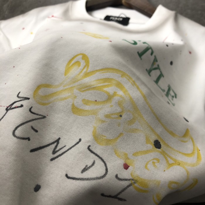 日本未入荷 フェンディ 激安偽物 2024新作ペイントグラフィティプリント半袖Tシャツ
