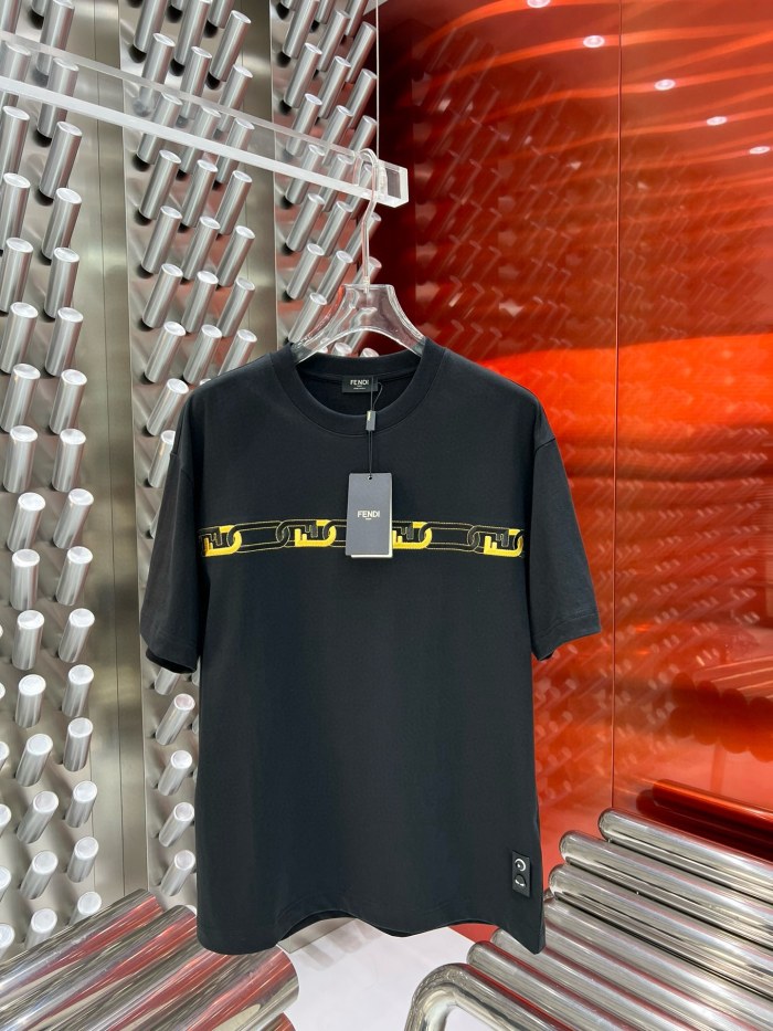 日本未入荷 フェンディ 激安偽物 2024 ss最新レザーロゴ発泡丸首半袖Tシャツ