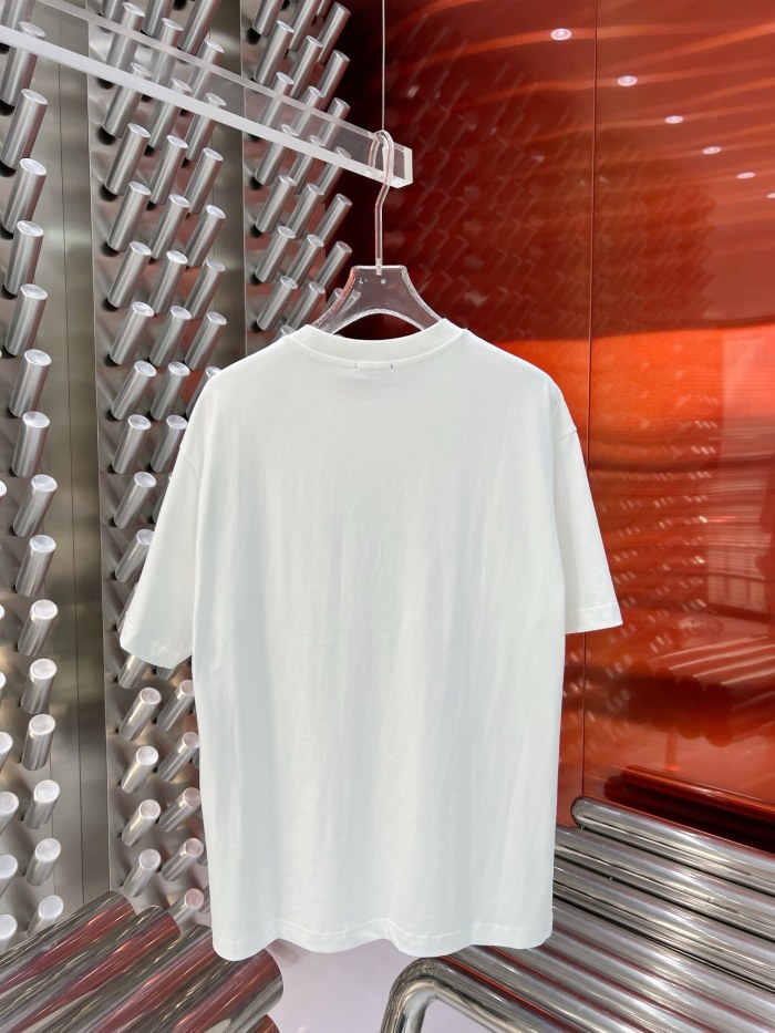 【話題商品！】フェンディ コピーおすすめ 2024 ss最新レザーロゴ発泡丸首半袖Tシャツ