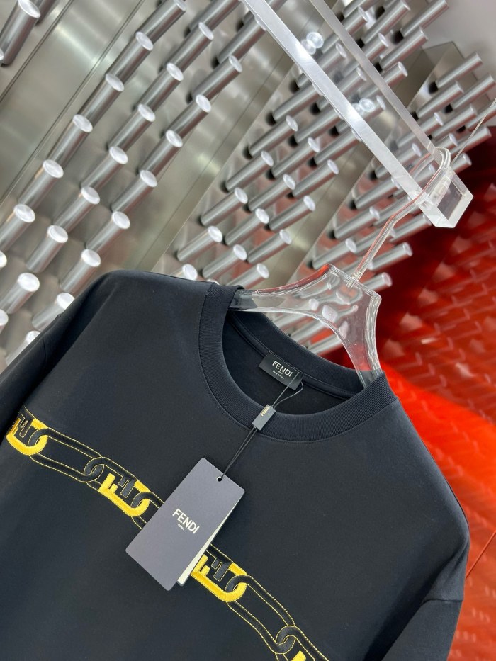 日本未入荷 フェンディ 激安偽物 2024 ss最新レザーロゴ発泡丸首半袖Tシャツ