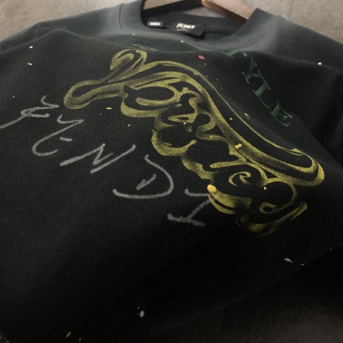 【限定】フェンディ n級品 2024新作ペイントグラフィティプリント半袖Tシャツ