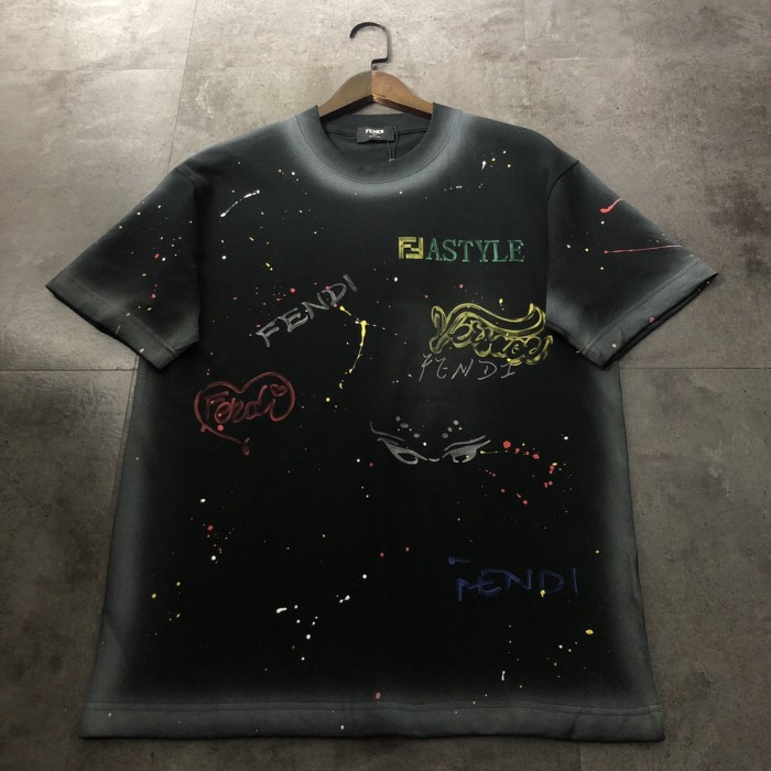 【限定】フェンディ n級品 2024新作ペイントグラフィティプリント半袖Tシャツ