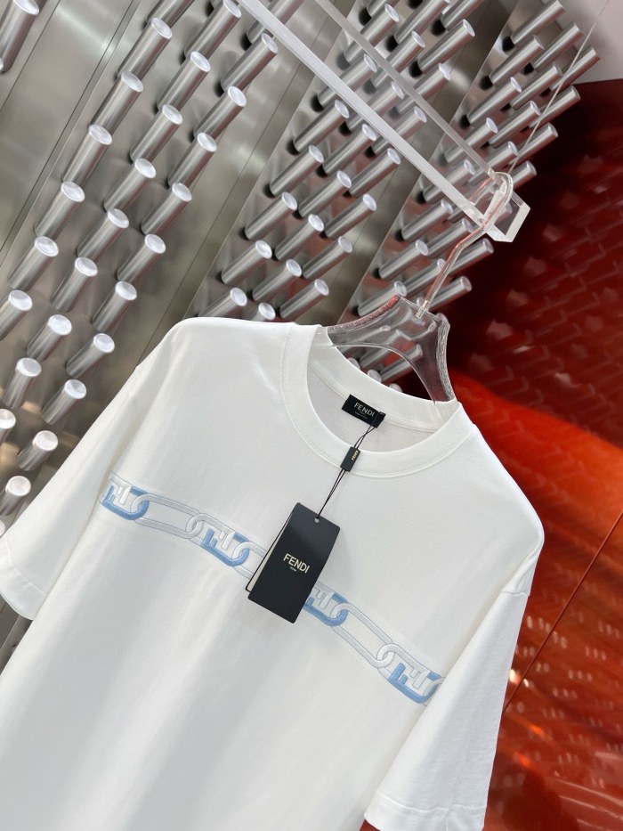 【話題商品！】フェンディ コピーおすすめ 2024 ss最新レザーロゴ発泡丸首半袖Tシャツ
