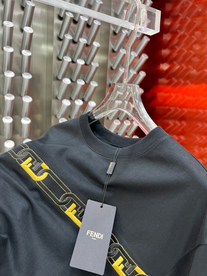 日本未入荷 フェンディ 激安偽物 2024 ss最新レザーロゴ発泡丸首半袖Tシャツ