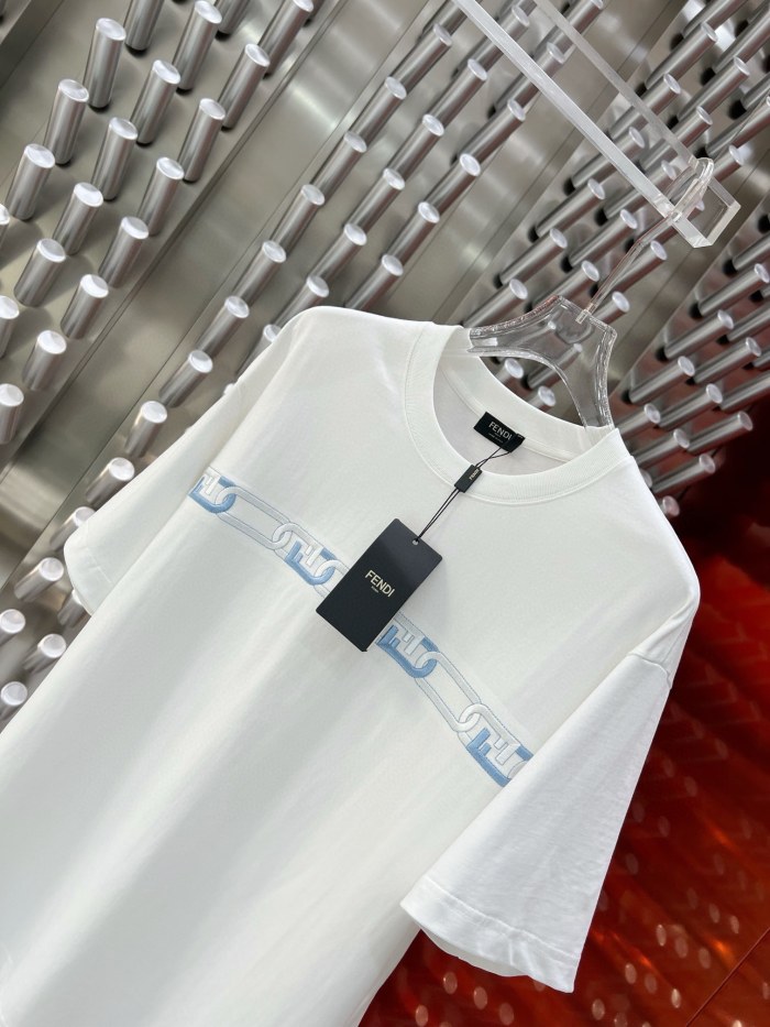 【話題商品！】フェンディ コピーおすすめ 2024 ss最新レザーロゴ発泡丸首半袖Tシャツ