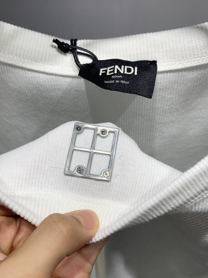 【話題商品！】フェンディ コピーおすすめ 2024フェンディ夏の新作メタルFFロゴベスト