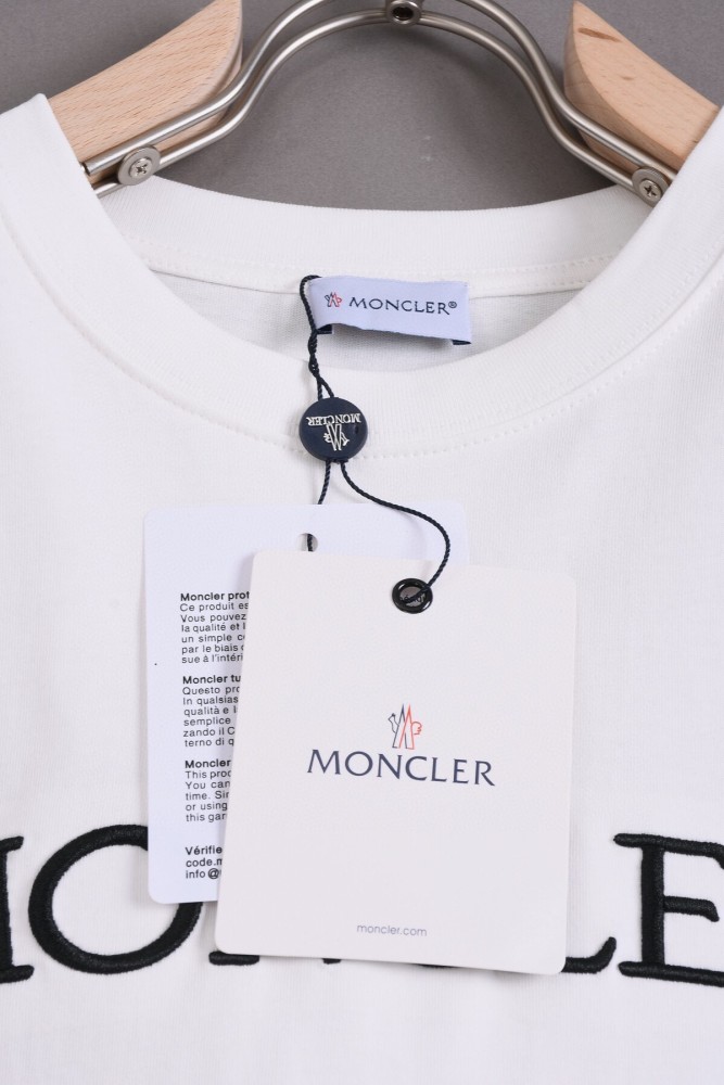 日本未入荷 モンクレール n級品 重工刺繍ロゴラウンドネック半袖Tシャツ