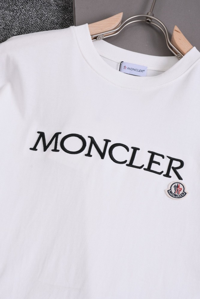 日本未入荷 モンクレール n級品 重工刺繍ロゴラウンドネック半袖Tシャツ