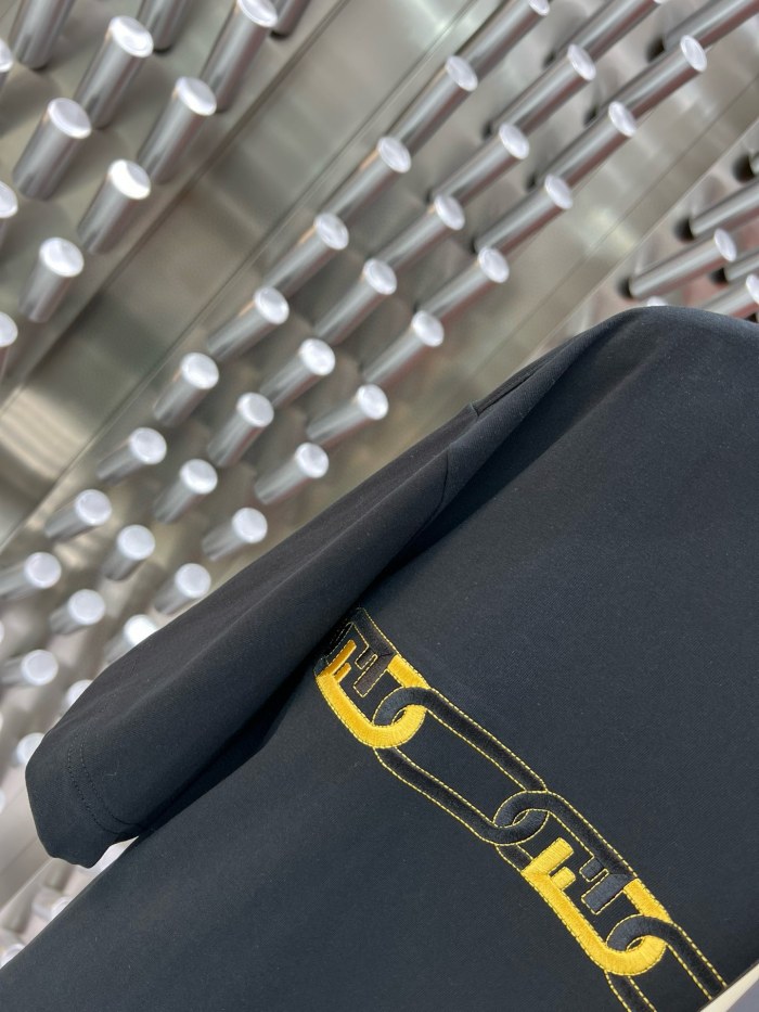 日本未入荷 フェンディ 激安偽物 2024 ss最新レザーロゴ発泡丸首半袖Tシャツ