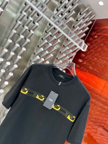 日本未入荷 フェンディ 激安偽物 2024 ss最新レザーロゴ発泡丸首半袖Tシャツ