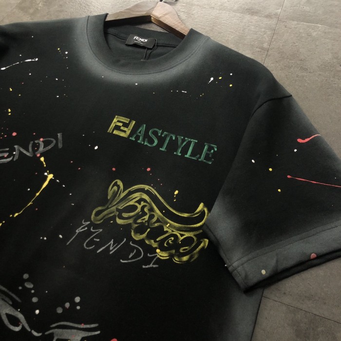 【限定】フェンディ n級品 2024新作ペイントグラフィティプリント半袖Tシャツ
