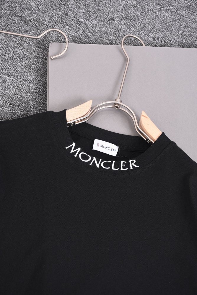 入手困難 モンクレール スーパーコピー ベーシックネック刺繍ロゴラウンドネック半袖Tシャツ