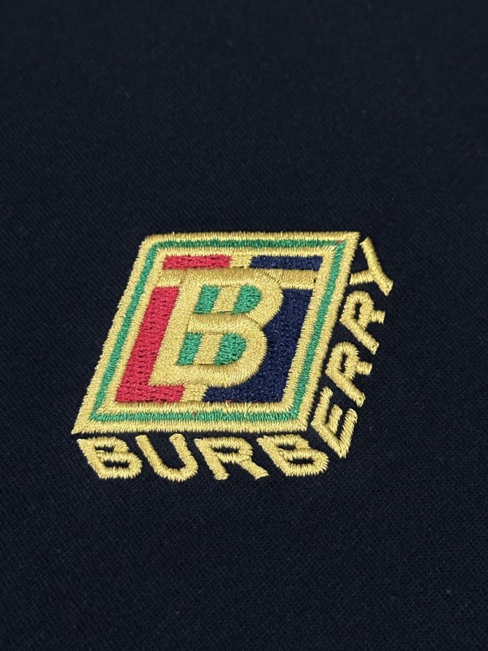 【話題商品！】バーバリー コピー の最新トップバージョンの胸元戦馬刺繍工芸半袖Tシャツ