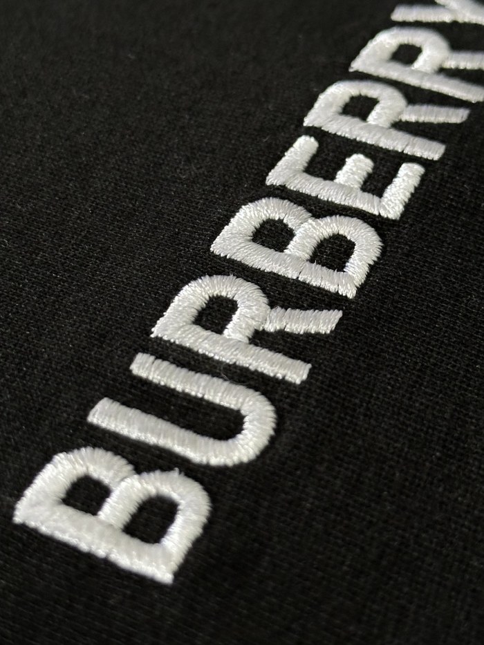 新作 バーバリー n級品 2024 ss背中アルバム明糸刺繍半袖Tシャツ