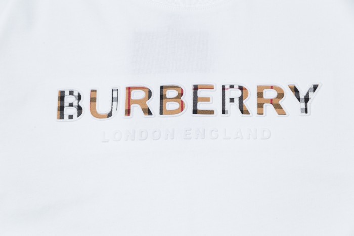 超奇跡の入荷☆ バーバリー コピー バンプアルファベットエンボスＴシャツ
