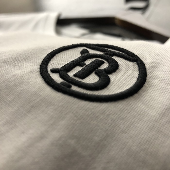 使い勝手良し バーバリー 激安通販 2024新作ロゴ刺繍クラシック半袖Tシャツ