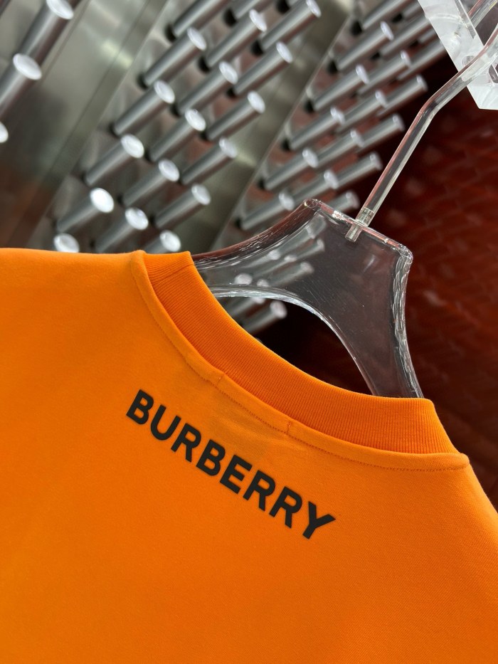 ★超人気 バーバリー 激安偽物 2024 ss最新レザーロゴ発泡丸首半袖Tシャツ