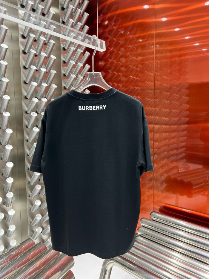 超話題! バーバリー スーパーコピー2024 ss最新レザーロゴ発泡丸首半袖Tシャツ
