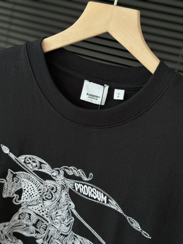 追跡付 バーバリー 偽物通販 夏の胸元刺繍戦馬カップル半袖Tシャツ