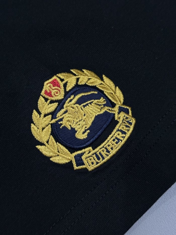 【話題商品！】バーバリー コピー の最新トップバージョンの胸元戦馬刺繍工芸半袖Tシャツ