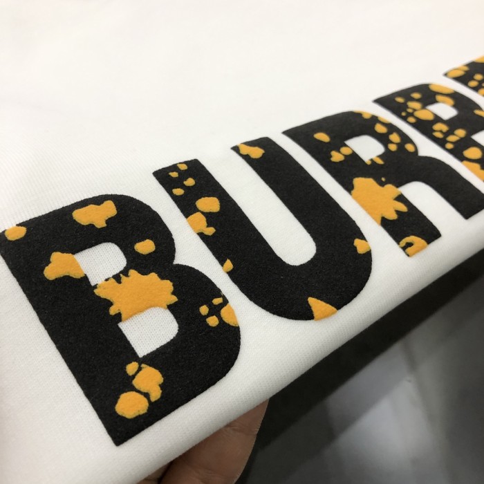 入手困難 バーバリー コピーおすすめ 2024新作スエード発泡アルファベットロゴ半袖Tシャツ