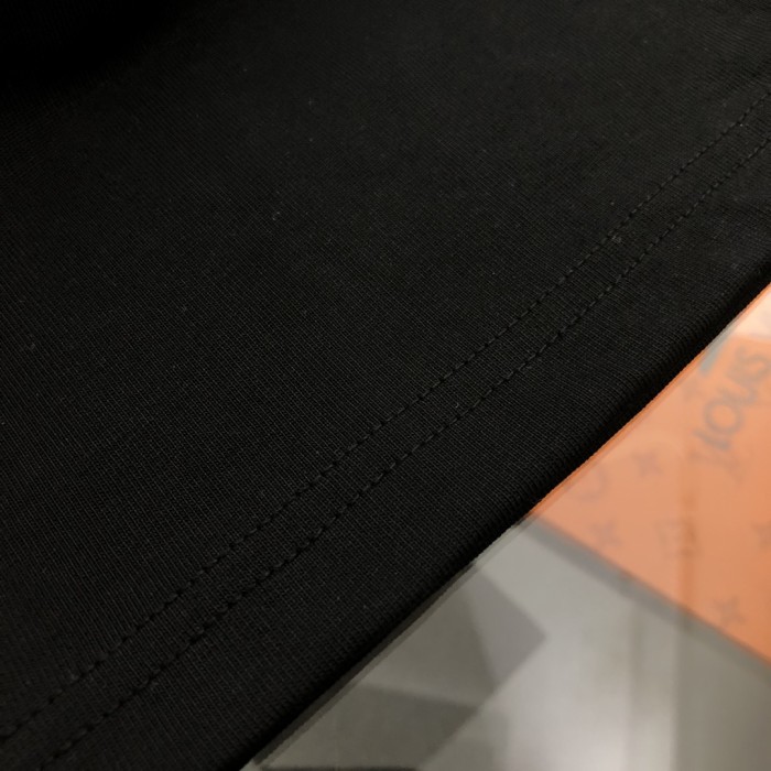 超話題! バーバリー 偽物通販 2024新作スエード発泡アルファベットロゴ半袖Tシャツ