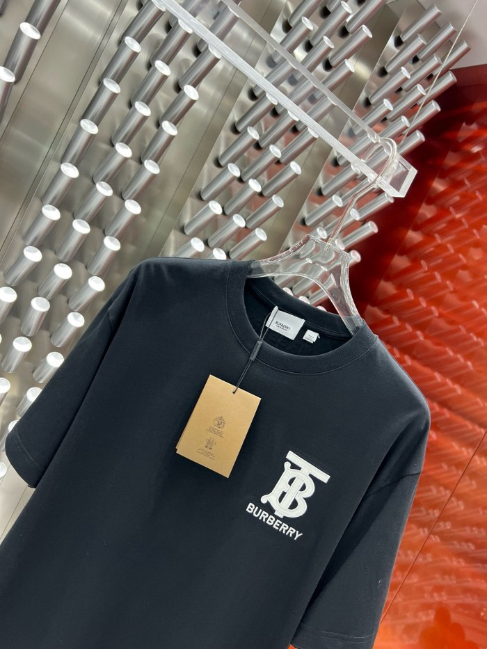 超話題! バーバリー スーパーコピー2024 ss最新レザーロゴ発泡丸首半袖Tシャツ