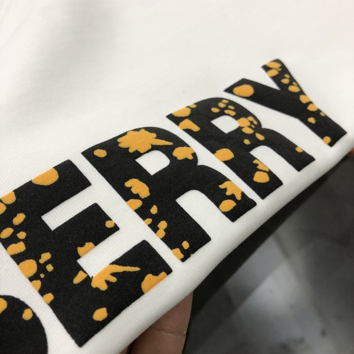 入手困難 バーバリー コピーおすすめ 2024新作スエード発泡アルファベットロゴ半袖Tシャツ