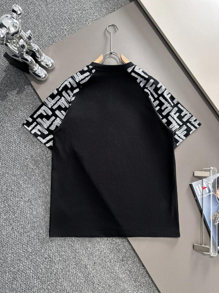 高品質 フェンディ スーパーコピー 春夏新作高バージョン刺繍ダブルF袖口半袖Tシャツ