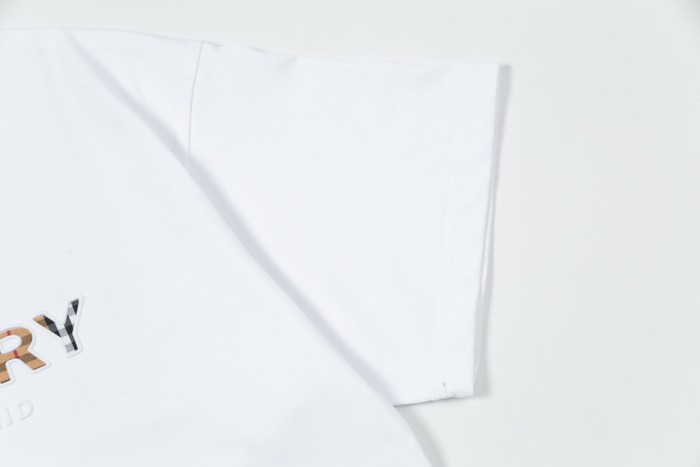 超奇跡の入荷☆ バーバリー コピー バンプアルファベットエンボスＴシャツ