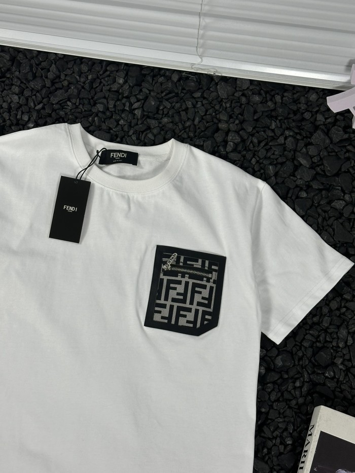 大人気 フェンディ 激安偽物 胸ポケットパッチワークアルファベットロゴラウンドネック半袖Tシャツ2色