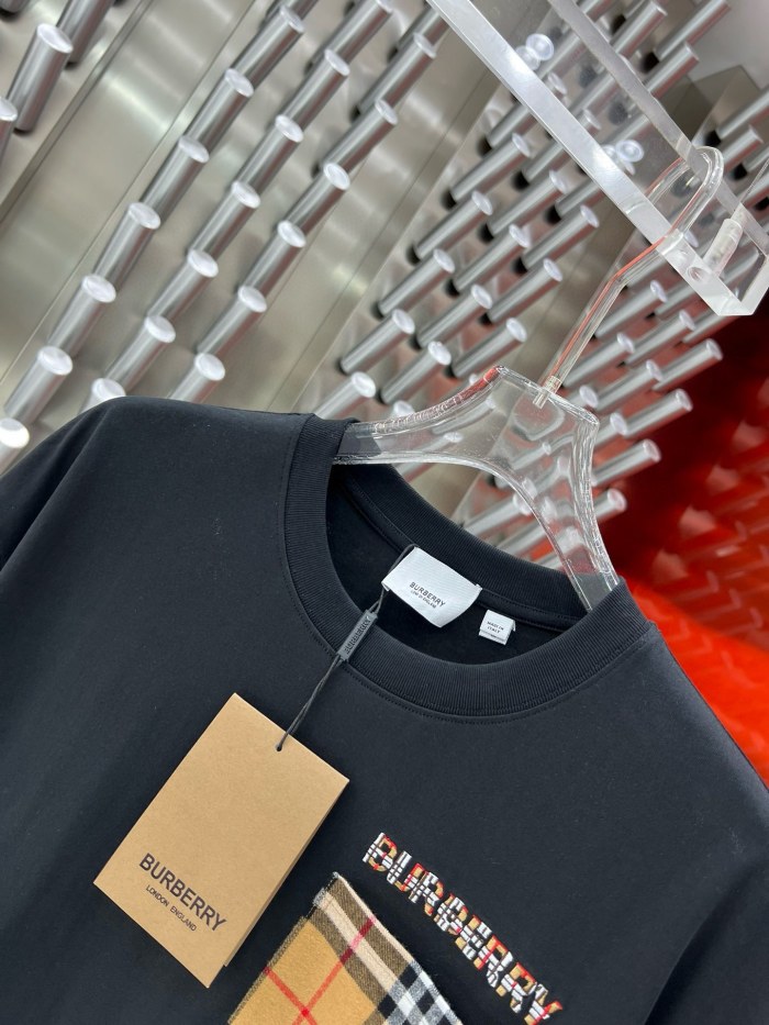 稀少 バーバリー 偽物通販 2024 ss最新レザーロゴ発泡丸首半袖Tシャツ