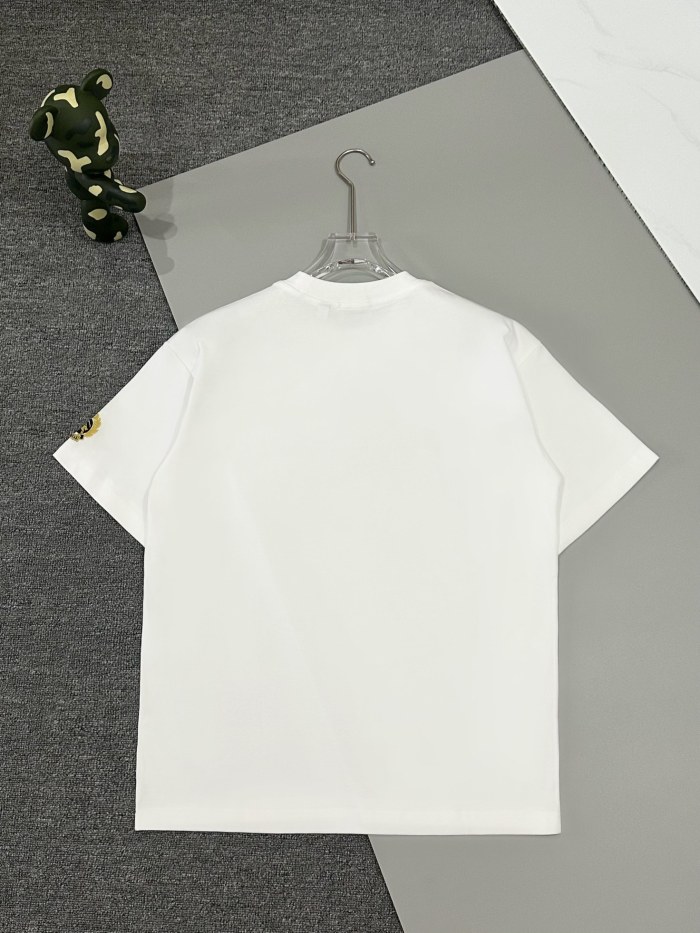 日本未入荷 バーバリー 激安通販 の最新トップバージョンの胸元戦馬刺繍工芸半袖Tシャツ
