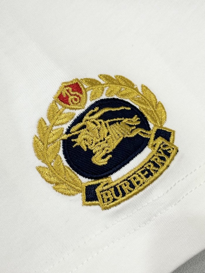 日本未入荷 バーバリー 激安通販 の最新トップバージョンの胸元戦馬刺繍工芸半袖Tシャツ