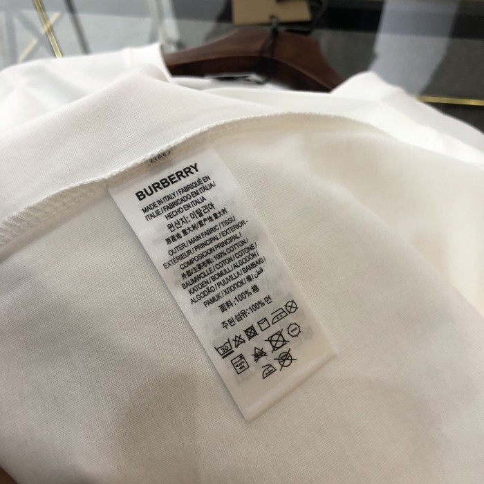 ★超人気 バーバリー コピー 2024新作立体アルファベット半袖Tシャツ
