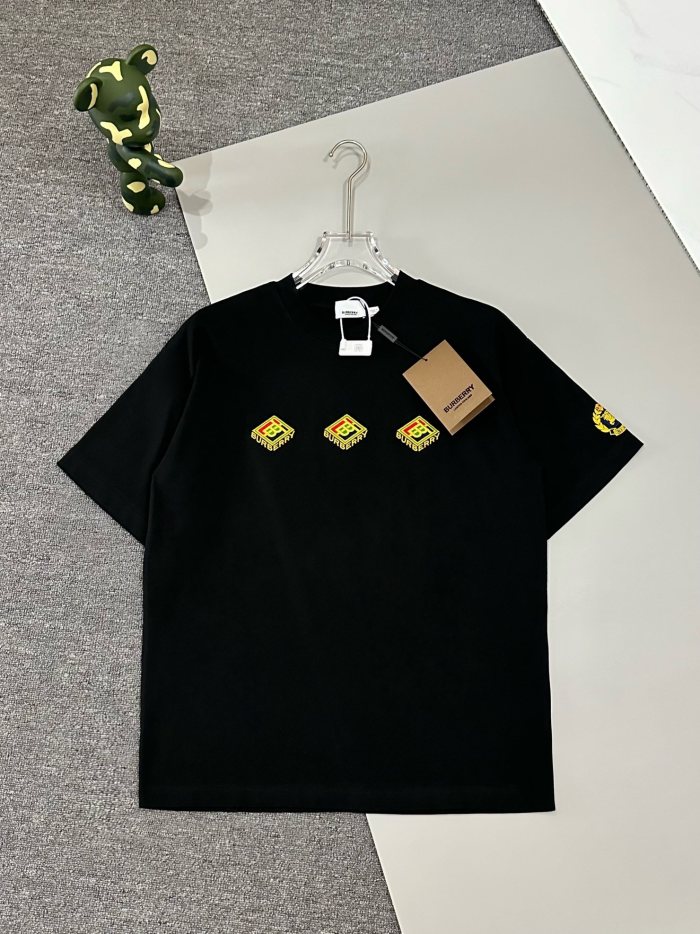 【話題商品！】バーバリー コピー の最新トップバージョンの胸元戦馬刺繍工芸半袖Tシャツ