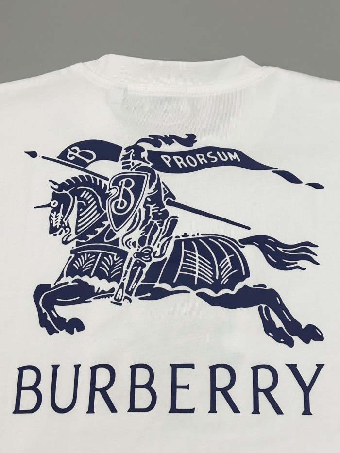 稀少 バーバリー コピーおすすめ の最新トップバージョンの胸元戦馬刺繍工芸半袖Tシャツ