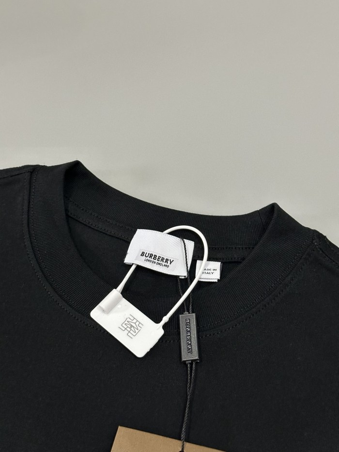 【話題商品！】バーバリー コピー の最新トップバージョンの胸元戦馬刺繍工芸半袖Tシャツ