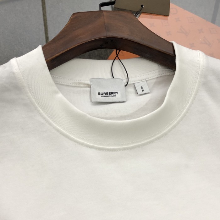 入手困難 バーバリー コピーおすすめ 2024新作スエード発泡アルファベットロゴ半袖Tシャツ