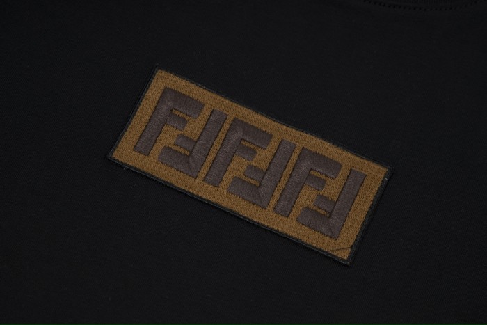 入手困難 フェンディ 激安通販 クラシックスエードチップラウンドネック半袖Tシャツ