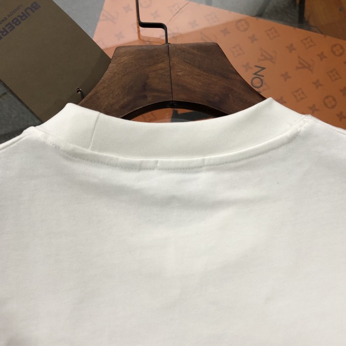 入手困難 バーバリー コピーおすすめ 2024新作スエード発泡アルファベットロゴ半袖Tシャツ