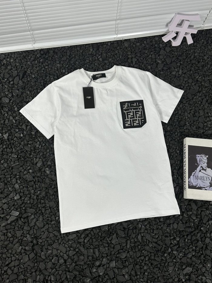 大人気 フェンディ 激安偽物 胸ポケットパッチワークアルファベットロゴラウンドネック半袖Tシャツ2色