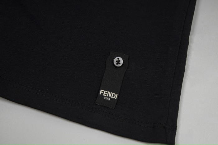 入手困難 フェンディ 激安通販 クラシックスエードチップラウンドネック半袖Tシャツ