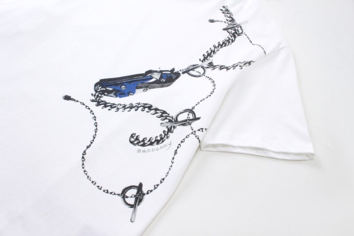 入手困難 バーバリー コピー チェーンプリントクルーネック半袖Tシャツ