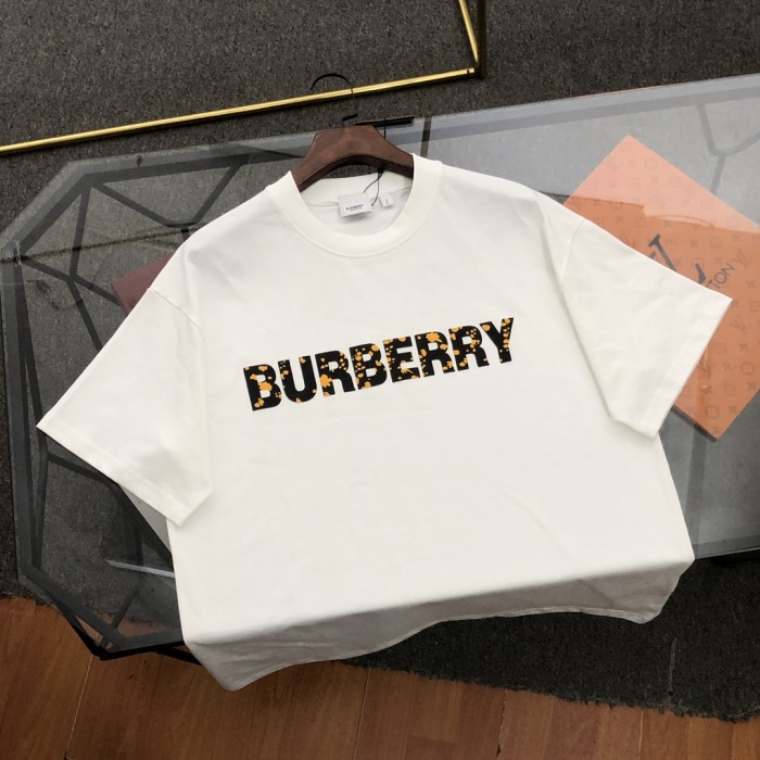 入手困難 バーバリー コピーおすすめ 2024新作スエード発泡アルファベットロゴ半袖Tシャツ