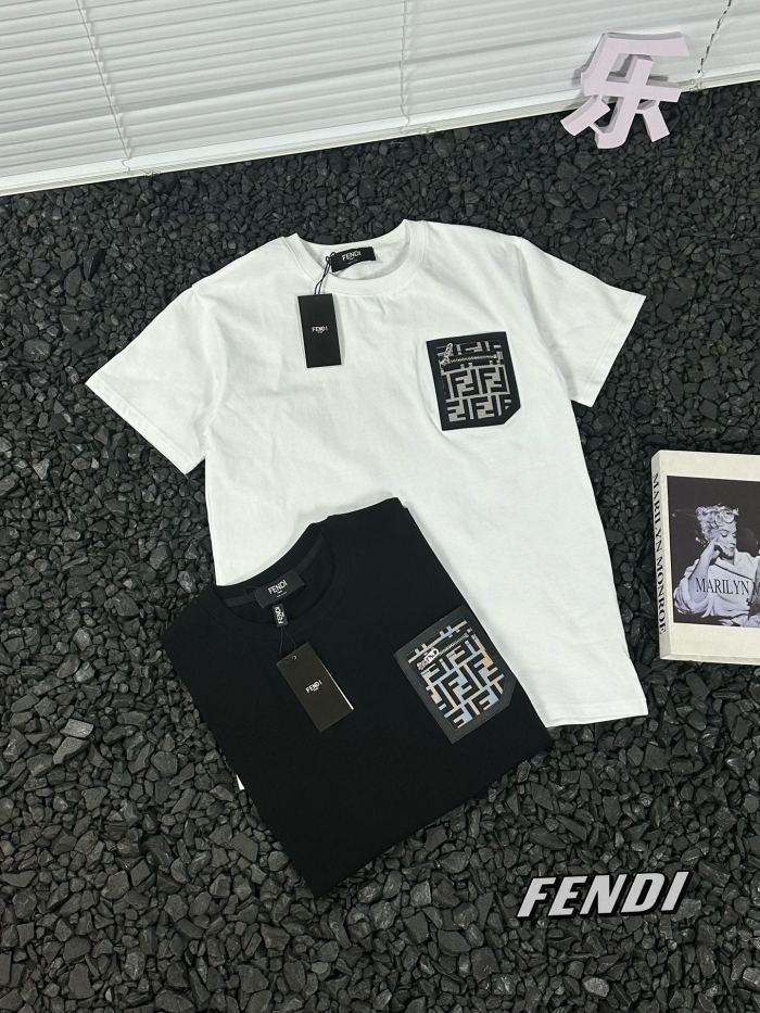 大人気 フェンディ 激安偽物 胸ポケットパッチワークアルファベットロゴラウンドネック半袖Tシャツ2色
